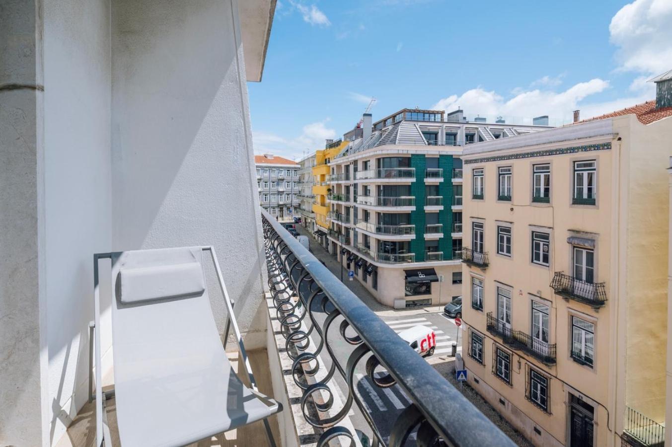 Barnett - 2 Bedrooms And Balcony In Campolide Apartment