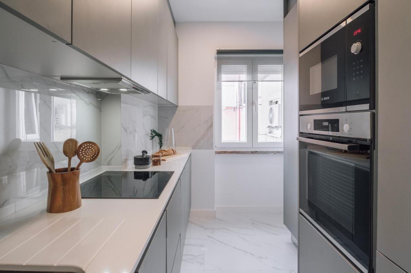 Barnett - 2 Bedrooms And Balcony In Campolide *