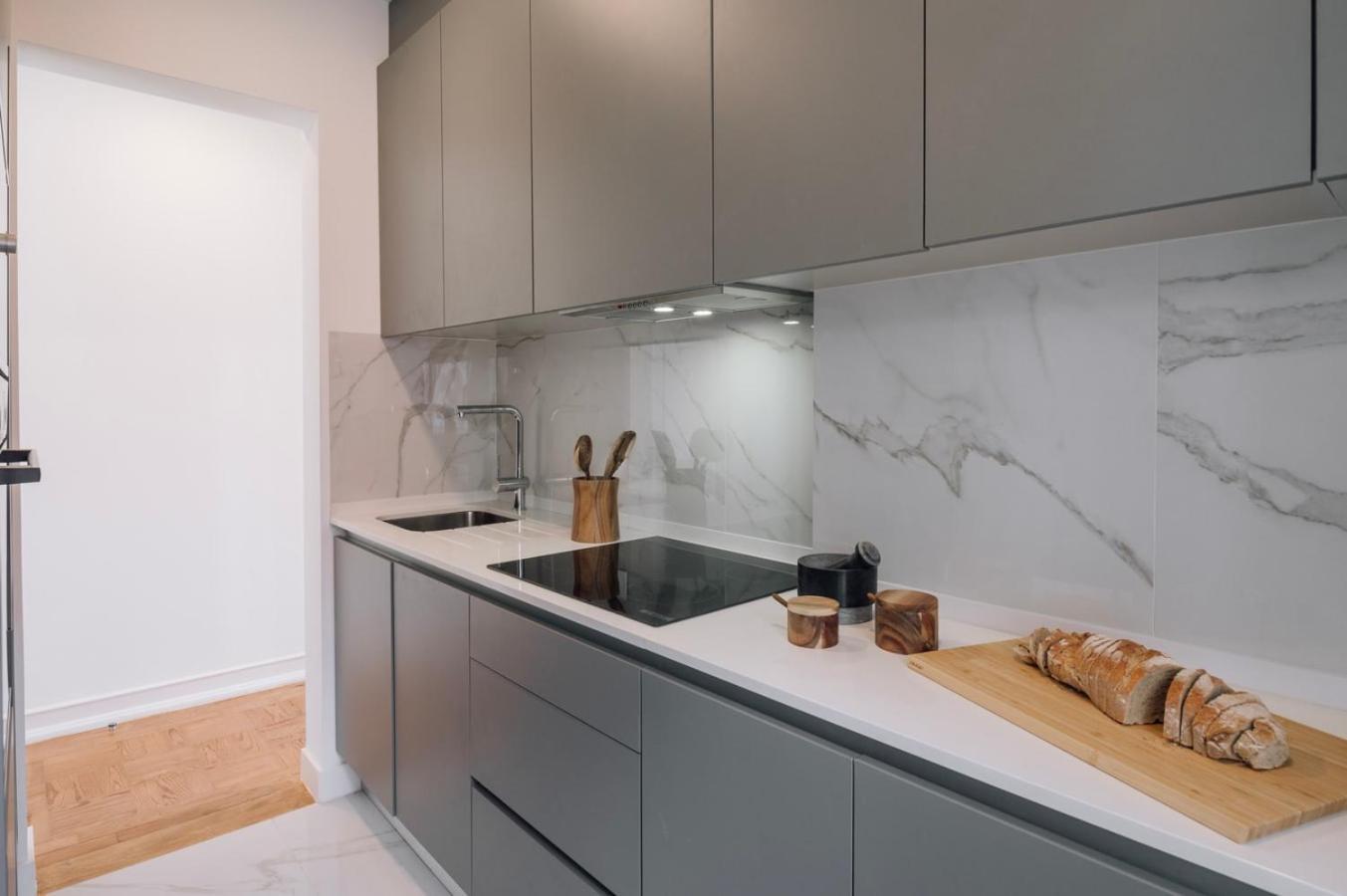 Barnett - 2 Bedrooms And Balcony In Campolide Lisbon