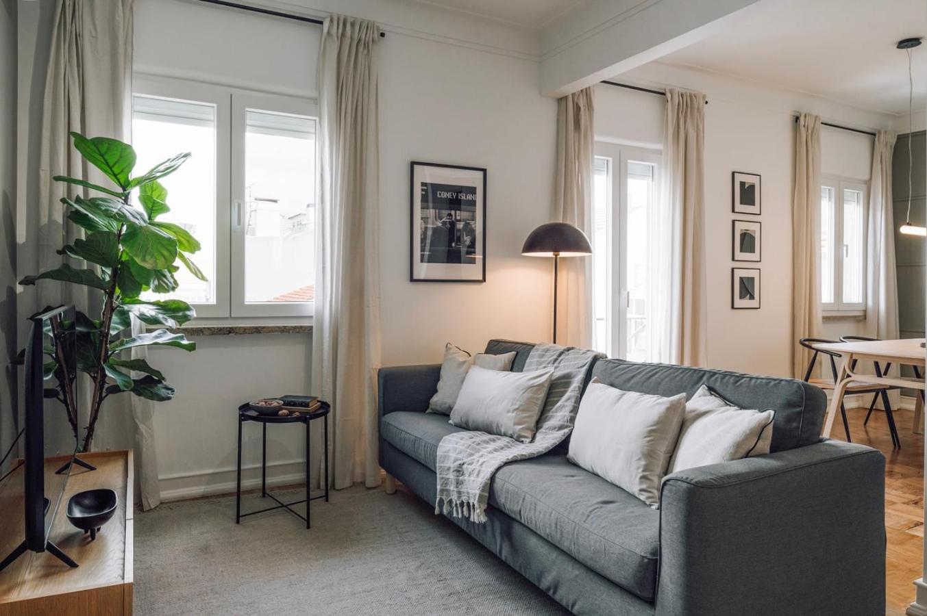 Barnett - 2 Bedrooms And Balcony In Campolide Apartment